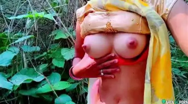 Sexy Desi Bhabhi Showing Her Tight Boobs in Jungle HD