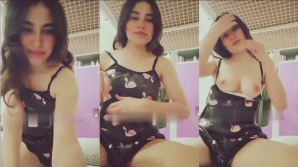 Cute Young Girl Showing & Mastrubating HD