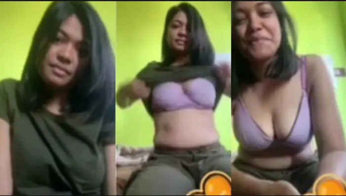 Sexy Gf Showing Boobs HD